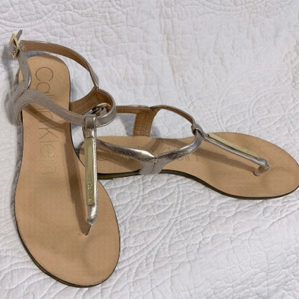 Calvin Klein Womens Gold Flat Sandals, Size 6